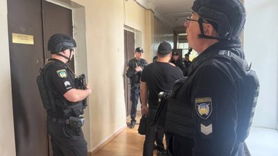 На Кіровоградщині посадовець міської ради відкрив вогонь у будівлі виконавчого комітету (ВІДЕО)