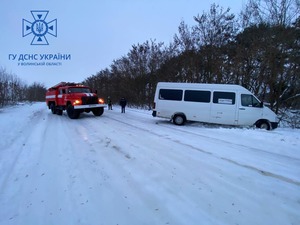 Водіям! На автошляхах Волині у снігових заметах застрягають автобуси і вантажівки (ФОТО)