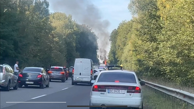 На трасі у Львівському районі загорівся автомобіль (ВІДЕО)