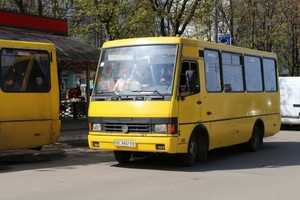 В яких маршрутках пенсіонери можуть їхати безкоштовно? (СПИСОК)