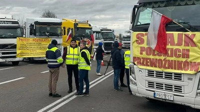 Протестувальники пропускатимуть один автомобіль на годину: поляки влаштували хаос на польсько-українському кордоні