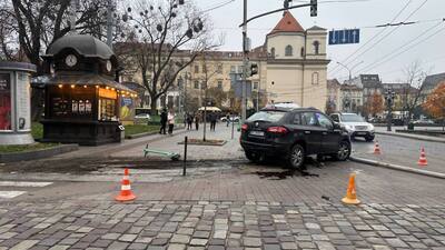 У Львові водій в'їхав у стовп