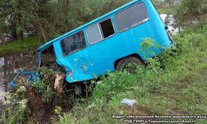 На Тернопільщині внаслідок ДТП автомобіль скотився в ставок, є постраждалі (фото)