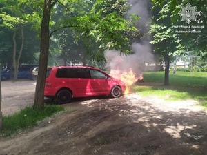 У Львові патрульні ліквідували пожежі в автомобілях