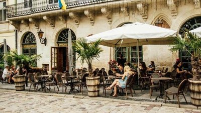 У Львові літні майданчики працюватимуть до кінця листопада