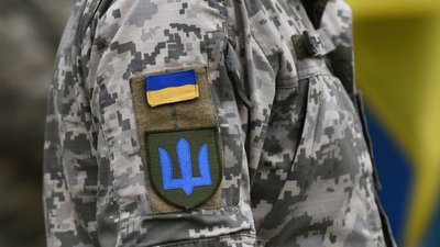 Біля Луцька пасажир автомобіля збив з ніг військового ТЦК і провіз його на капоті (ВІДЕО)
