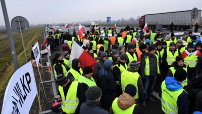 Протест проти імпорту: польські фермери заблокували дорогу з України