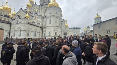 Поліція відкрила кримінальне провадження через перешкоджання обшукам у Почаївській Лаврі