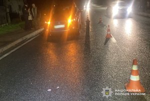 Фото: Поліція Львівської області. На місці ДТП поблизу села Воютичі, де автомобіль Peugeot 3008 збив двох пішоходів.