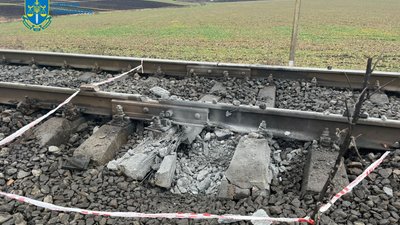 Двоє військових, які пішли у СЗЧ, підірвали залізничну колію на заході України (ФОТО)