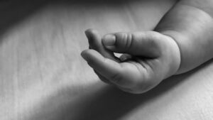 Забив до смерті 2-річну дитину, а сестричку катував: житель Ніжинського району отримав вирок за жорстокий злочин (ВІДЕО)