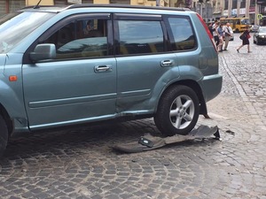 У Львові біля Оперного театру сталася ДТП (фото, відео)