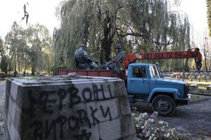 У Львові з Пагорбу слави демонтували три радянські пам’ятники: подробиці (ВІДЕО, ФОТО)