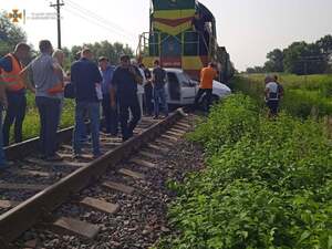 ДТП на переїзді: рятувальники вирізають з понівеченого автомобіля тіло 37-річної водійки (ФОТО)