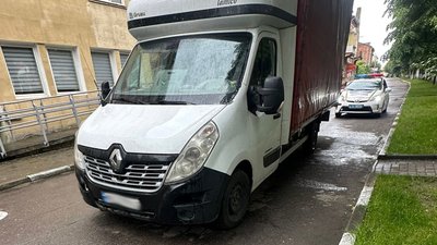 На Львівщині водій, рухаючись заднім ходом, збив жінку