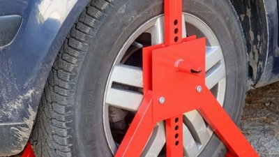 На Львівщині поліцейські почали блокувати колеса авто за порушення паркування