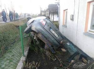 На Львівщині водій в’їхав в огорожу господарства (фото)