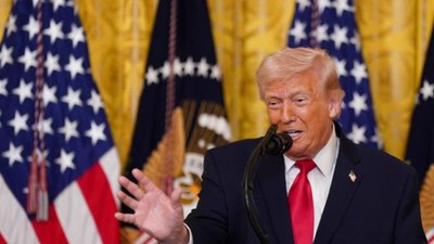 Дональд Трамп здивувався, що люди живуть в Україні в умовах бомбардувань