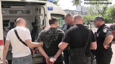 У Києві росіянин намагався вбити знайомого: хлопець випав з 11 поверху
