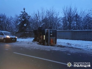 Вісім осіб постраждало у ДТП на Київщині: внаслідок ожеледиці, перекинулося авто (фото)