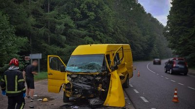 Рятувальники деблокували водія з автомобіля після ДТП біля Львова (ФОТО)