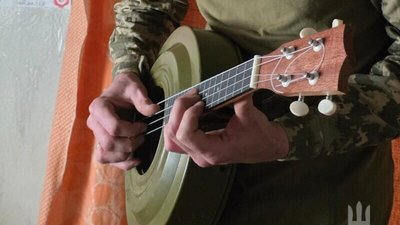 Військовий ЗСУ створив з протитанкової міни унікальний музичний інструмент