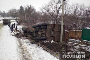 На Хмельниччині пішохода розчавила вантажівка, яка з’їхала в кювет (ФОТО)