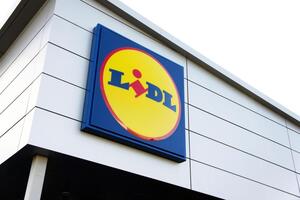 Lidl покарала поляка, який залишив паралізовану українку на лавці