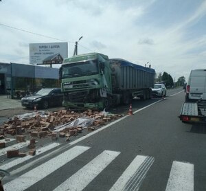 ДТП зі спецтехнікою в Бартатові: на дорозі розсипана цегла (фото)