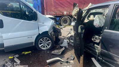 На Львівщині у ДТП зіткнулися три автомобілі