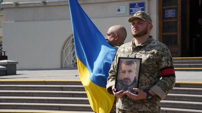 Громада на Львівщині прощалася з полеглим на війні Героєм Дмитром Коломійцем (ФОТО)