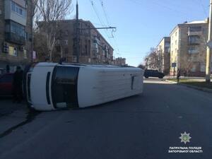 У Запоріжжі "Hummer"протаранив маршрутку з пасажирами, яка від удару перекинулась: є постраждалі (фото)