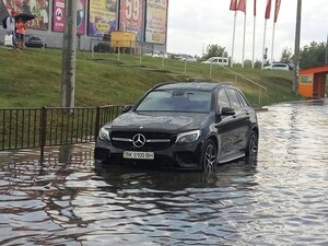 На Рівненщині затопило 43 автомобілі та декілька будівель (фото)