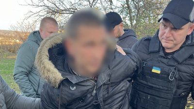 У лісі між двома областями знайшли застреленого військового