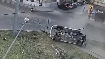 Опубліковано відео моменту ДТП з перекиданням авто у Львові