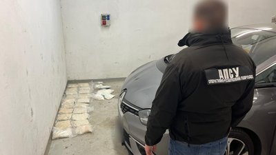 На західному кордоні затримали киянку з партією наркотиків на кілька десятків мільйонів гривень (ФОТО)