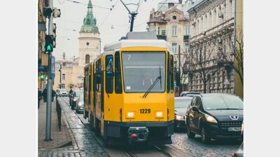 На одній з вулиць у Личаківському районі Львова переобладнають зупинку, аби на лінії могли курсувати берлінські трамваї