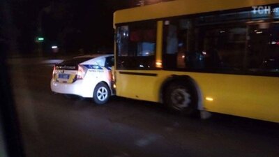 У Львові автобус без водія в’їхав в авто поліції