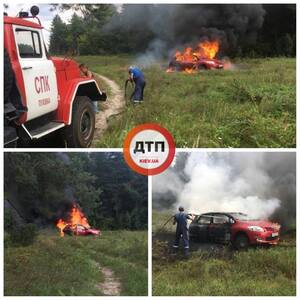 Горе-водійка на Київщині в’їхала у ватру й спалила авто (фото)