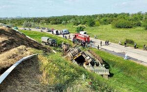 В окупованому Криму перекинувся причіп із бронетехнікою (фото)