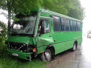 На Львівщині у ДТП потрапив рейсовий автобус з пасажирами (фото)