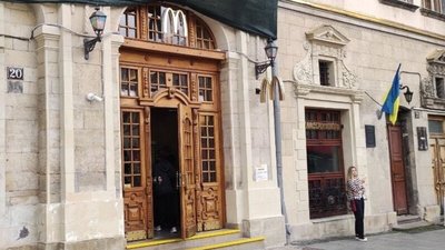 McDonald's прибере джерела шуму та запахів з двору на площі Ринок