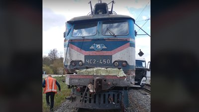 На Львівщині поїзд зіткнувся з вантажівкою (ФОТО, ВІДЕО)