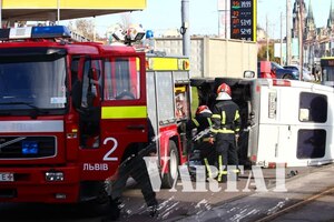 Мікроавтобус перекинувся посеред дороги: подробиці ДТП у Львові (ФОТО/ВІДЕО)