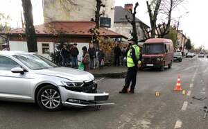 У Хирові після зіткнення з авто мотоцикл виїхав на тротуар і травмував 2-річного хлопчика (фото)