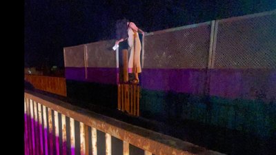 На Львівщині врятували матір чотирьох дітей, яка намагалася стрибнути з мосту (ФОТО)