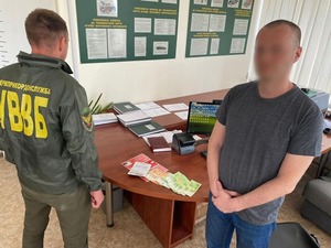 На Закарпатті 44-річний чоловік намагався виїхати з підробленим «студентським» (ФОТО)