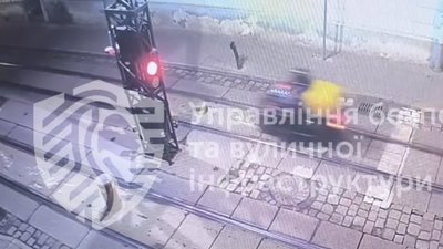 У Львові скутерист протаранив болард (ВІДЕО)