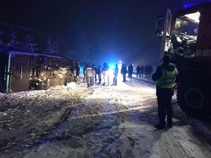 На Буковині, через сильний снігопад, перекинувся автобус з пасажирами (ФОТО)