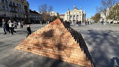На площі перед Оперним театром у Львові з’явилася цегляна піраміда